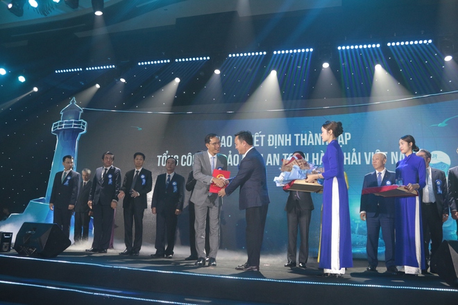 70 năm truyền thống bảo đảm an toàn hàng hải Việt Nam: Viết tiếp sứ mệnh dẫn đường - Ảnh 2.