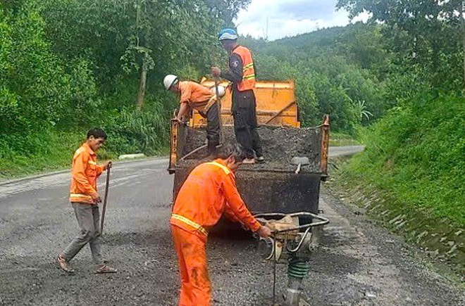 Bám tuyến, khắc phục sạt lở, đảm bảo giao thông tuyến đường Hồ Chí Minh - Ảnh 17.