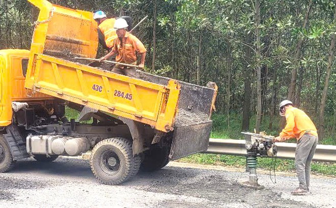 Bám tuyến, khắc phục sạt lở, đảm bảo giao thông tuyến đường Hồ Chí Minh - Ảnh 20.