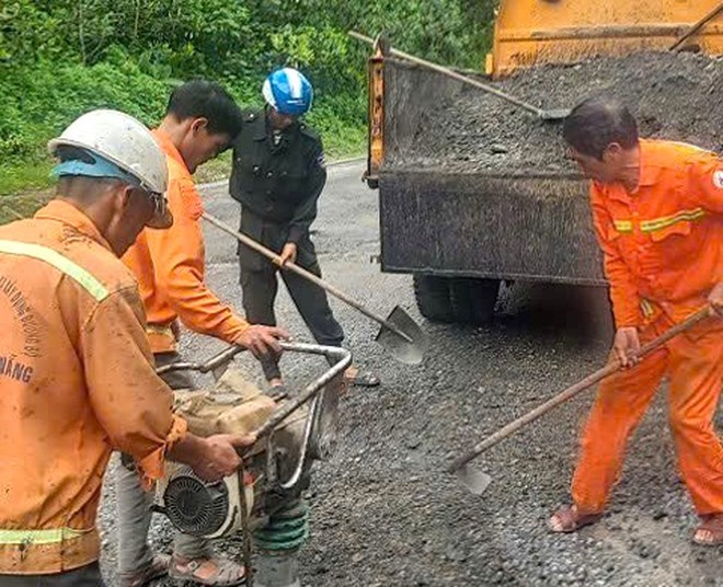 Bám tuyến, khắc phục sạt lở, đảm bảo giao thông tuyến đường Hồ Chí Minh - Ảnh 19.