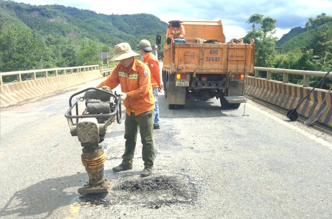 Bám tuyến, khắc phục sạt lở, đảm bảo giao thông tuyến đường Hồ Chí Minh - Ảnh 18.
