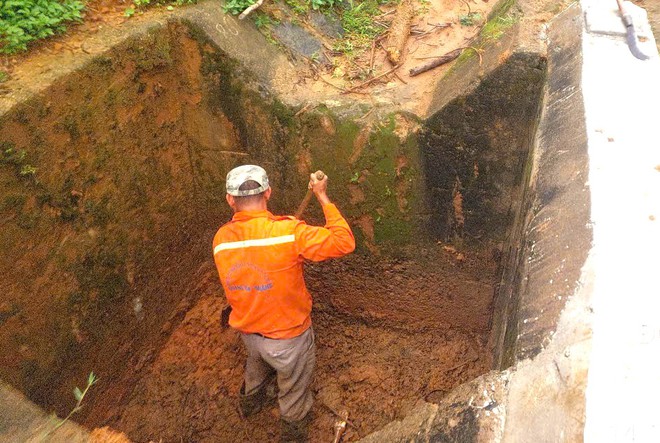 Bám tuyến, khắc phục sạt lở, đảm bảo giao thông tuyến đường Hồ Chí Minh - Ảnh 7.