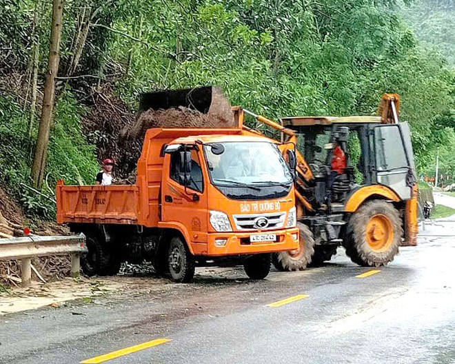 Bám tuyến, khắc phục sạt lở, đảm bảo giao thông tuyến đường Hồ Chí Minh - Ảnh 6.