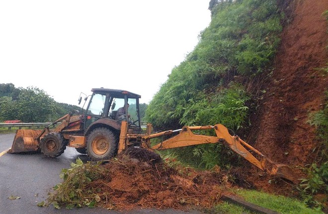 Bám tuyến, khắc phục sạt lở, đảm bảo giao thông tuyến đường Hồ Chí Minh - Ảnh 3.