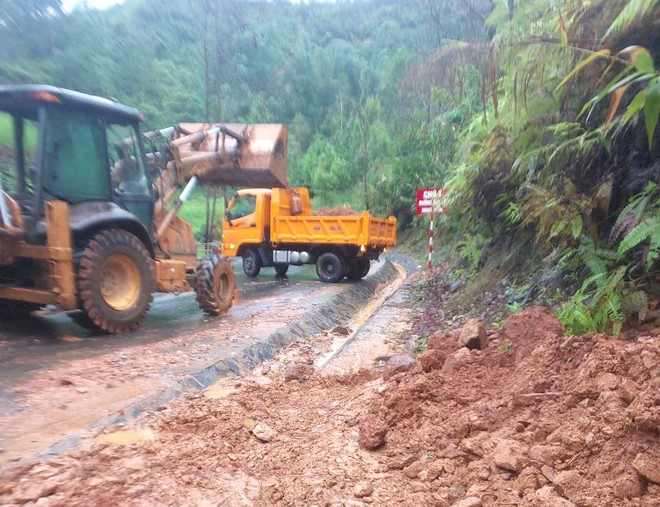 Bám tuyến, khắc phục sạt lở, đảm bảo giao thông tuyến đường Hồ Chí Minh - Ảnh 9.