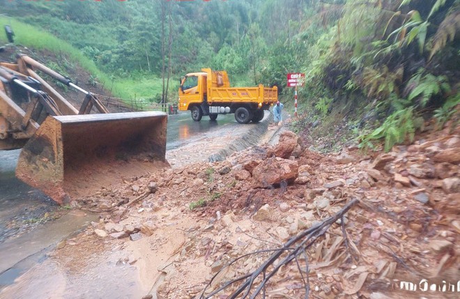 Bám tuyến, khắc phục sạt lở, đảm bảo giao thông tuyến đường Hồ Chí Minh - Ảnh 11.