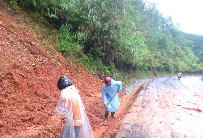 Bám tuyến, khắc phục sạt lở, đảm bảo giao thông tuyến đường Hồ Chí Minh - Ảnh 4.