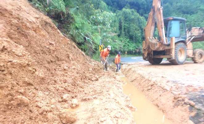 Bám tuyến, khắc phục sạt lở, đảm bảo giao thông tuyến đường Hồ Chí Minh - Ảnh 2.