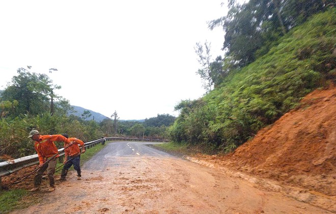 Bám tuyến, khắc phục sạt lở, đảm bảo giao thông tuyến đường Hồ Chí Minh - Ảnh 5.