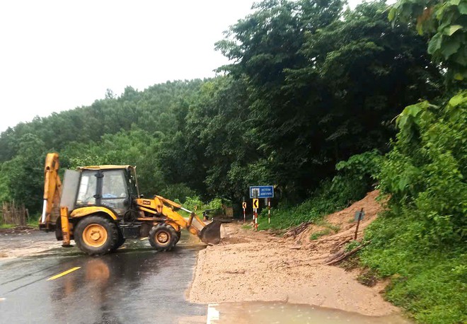 Bám tuyến, khắc phục sạt lở, đảm bảo giao thông tuyến đường Hồ Chí Minh - Ảnh 10.