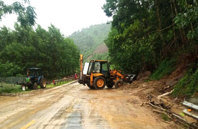 Bám tuyến, khắc phục sạt lở, đảm bảo giao thông tuyến đường Hồ Chí Minh - Ảnh 12.