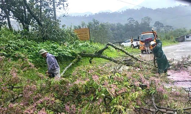 Bám tuyến, khắc phục sạt lở, đảm bảo giao thông tuyến đường Hồ Chí Minh - Ảnh 16.