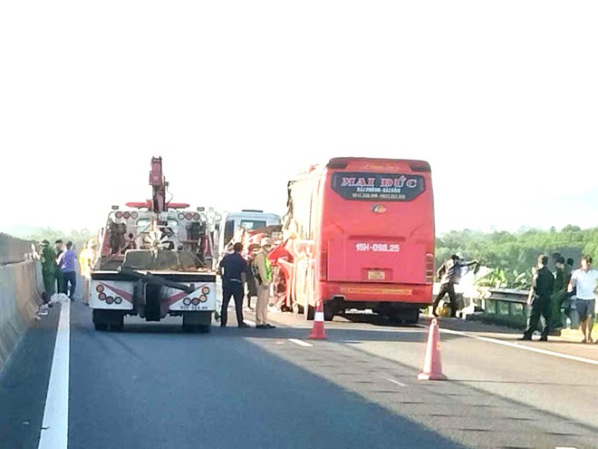 Hiện trường TNGT trên cao tốc Đà Nẵng-Quảng Ngãi: 2 người chết, 3 người bị thương - Ảnh 4.