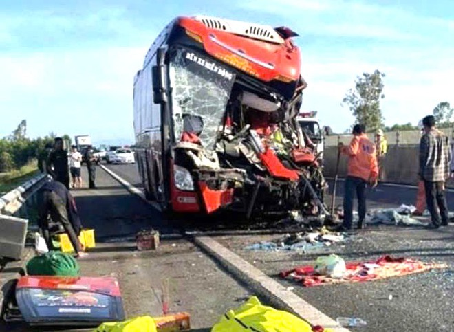 Hiện trường TNGT trên cao tốc Đà Nẵng-Quảng Ngãi: 2 người chết, 3 người bị thương - Ảnh 5.