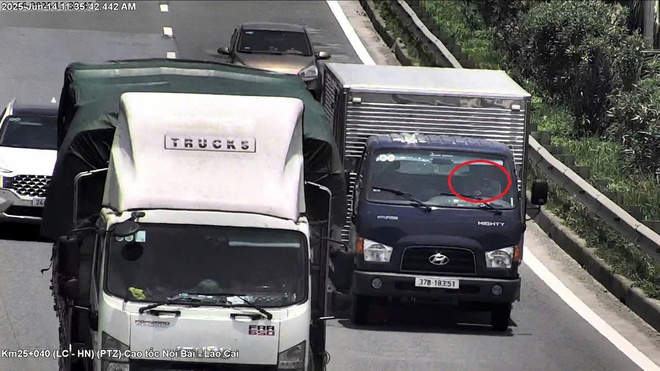 CSGT xử lý hàng loạt tài xế ôtô vừa điều khiển xe trên cao tốc vừa nghe điện thoại- Ảnh 1.