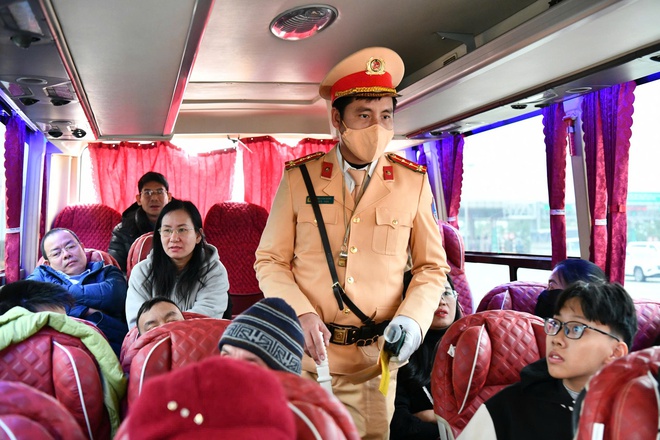 CSGT xử lý hàng loạt tài xế ôtô vừa điều khiển xe trên cao tốc vừa nghe điện thoại- Ảnh 3.