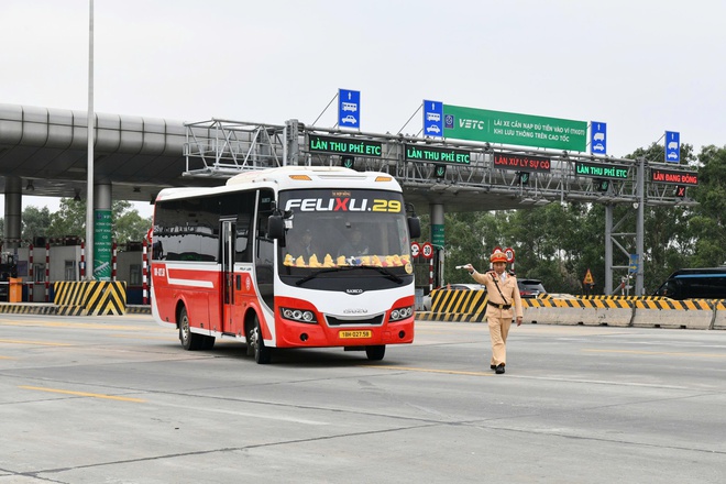 CSGT xử lý hàng loạt tài xế ôtô vừa điều khiển xe trên cao tốc vừa nghe điện thoại- Ảnh 4.