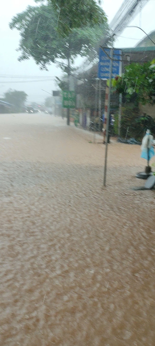 Thái Nguyên QL3 nhiều đoạn bị ngập, sạt lở do mưa lớn  - Ảnh 2.