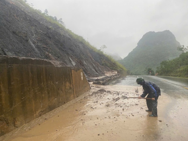 Thái Nguyên QL3 nhiều đoạn bị ngập, sạt lở do mưa lớn  - Ảnh 5.
