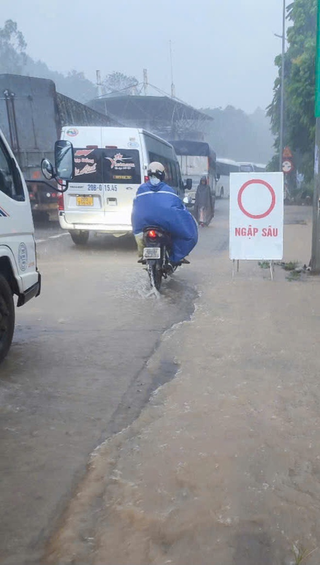 Thái Nguyên QL3 nhiều đoạn bị ngập, sạt lở do mưa lớn  - Ảnh 1.