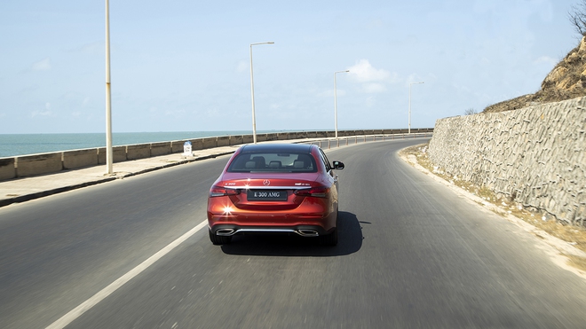 Khó tin, Mercedes-Benz E-Class giảm giá 700 triệu đồng - Ảnh 4.