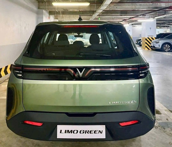 Lần đầu VinFast Limo Green lộ diện ngoài đời thực - Ảnh 7.