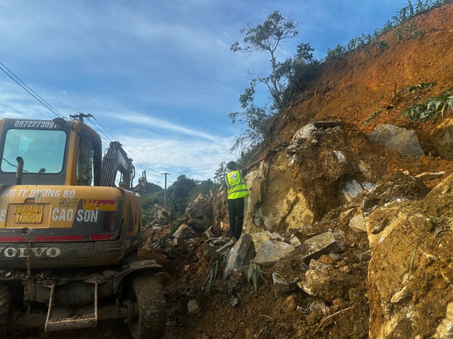 Cận cảnh khắc phục sạt lở trên QL 4D - Ảnh 5.