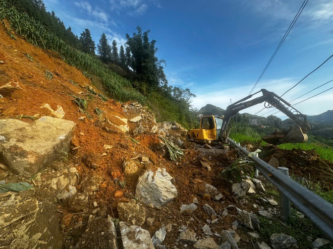 Cận cảnh khắc phục sạt lở trên QL 4D - Ảnh 6.