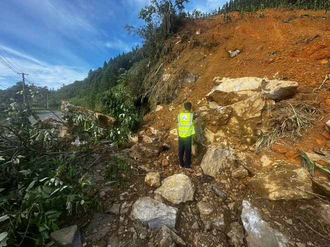 Cận cảnh khắc phục sạt lở trên QL 4D - Ảnh 1.