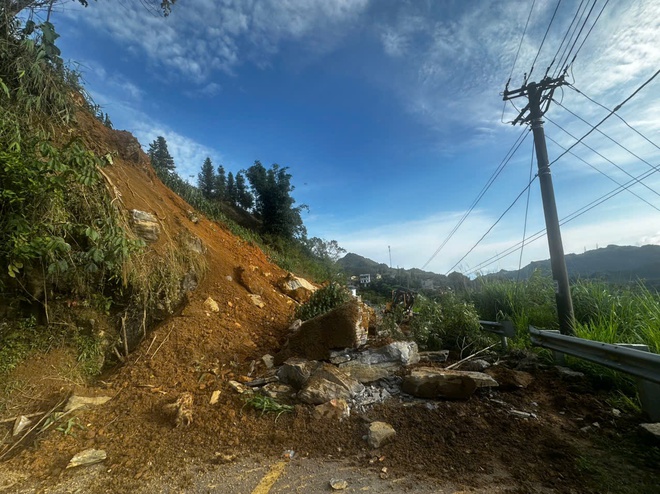 Cận cảnh khắc phục sạt lở trên QL 4D - Ảnh 3.