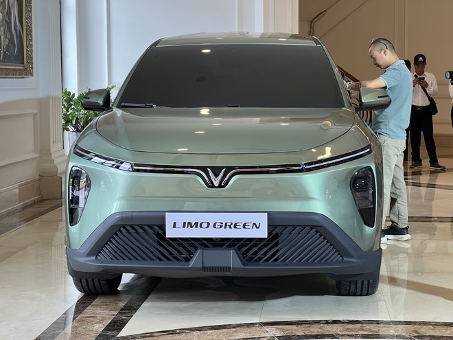 “Sờ” VinFast Limo Green thực tế, phân khúc MPV 7 chỗ càng “nóng” - Ảnh 1.