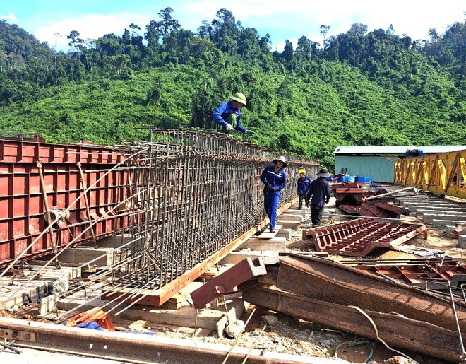 Có sẵn mặt bằng, nhà thầu tổng lực thi công cao tốc La Sơn - Hoà Liên - Ảnh 2.