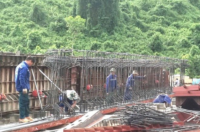 Có sẵn mặt bằng, nhà thầu tổng lực thi công cao tốc La Sơn - Hoà Liên - Ảnh 3.