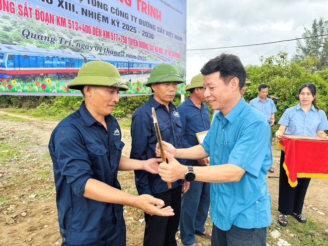 Công ty cổ phần Đường sắt Quảng Bình: Vượt tiến độ thi công, gắn biển công trình chào mừng Đại hội Đảng bộ VNR - Ảnh 2.