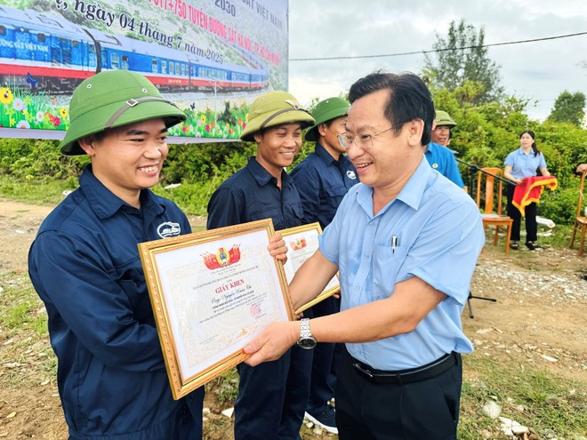 Công ty cổ phần Đường sắt Quảng Bình: Vượt tiến độ thi công, gắn biển công trình chào mừng Đại hội Đảng bộ VNR - Ảnh 3.