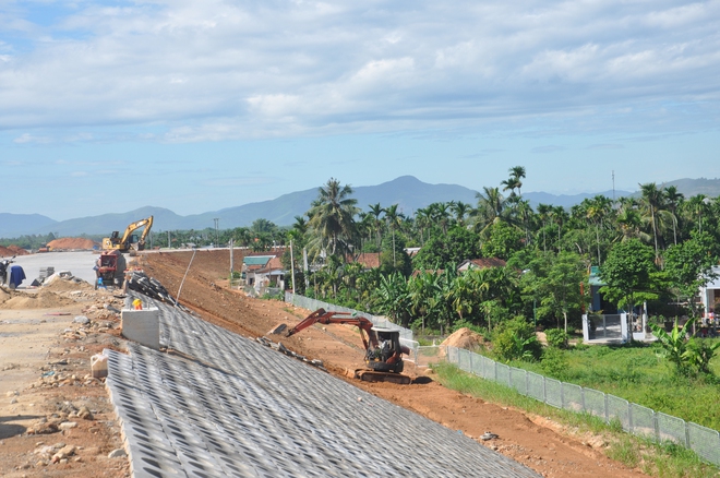 Dân cản trở thi công cao tốc Quảng Ngãi-Hoài Nhơn, lãnh đạo tỉnh Quảng Ngãi đến hiện trường chỉ đạo 