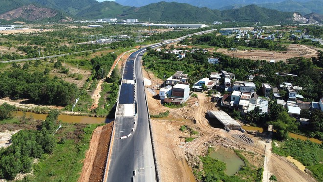 Thứ trưởng Nguyễn Việt Hùng kiểm tra thi công cao tốc Hoà Liên-Tuý Loan - Ảnh 3.