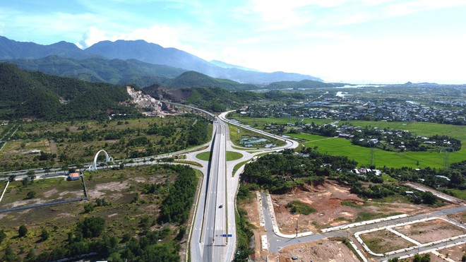 Thứ trưởng Nguyễn Việt Hùng kiểm tra thi công cao tốc Hoà Liên-Tuý Loan - Ảnh 7.