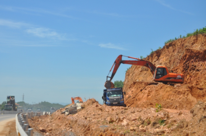 Thứ trưởng Nguyễn Việt Hùng kiểm tra thi công cao tốc Hoà Liên-Tuý Loan - Ảnh 8.