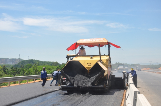 Thứ trưởng Nguyễn Việt Hùng kiểm tra thi công cao tốc Hoà Liên-Tuý Loan - Ảnh 9.