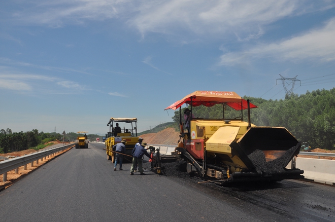 Thứ trưởng Nguyễn Việt Hùng kiểm tra thi công cao tốc Hoà Liên-Tuý Loan - Ảnh 10.