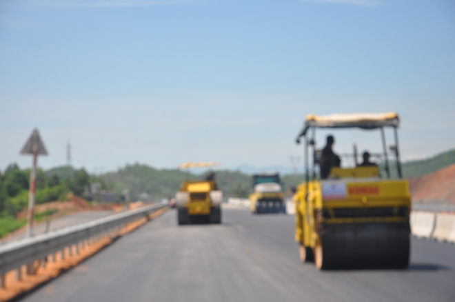 Thứ trưởng Nguyễn Việt Hùng kiểm tra thi công cao tốc Hoà Liên-Tuý Loan - Ảnh 11.