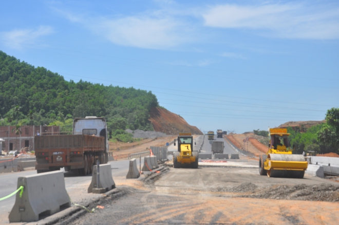 Thứ trưởng Nguyễn Việt Hùng kiểm tra thi công cao tốc Hoà Liên-Tuý Loan - Ảnh 12.