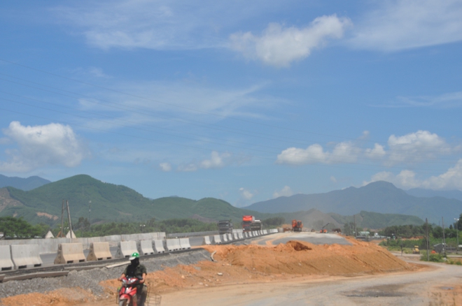 Thứ trưởng Nguyễn Việt Hùng kiểm tra thi công cao tốc Hoà Liên-Tuý Loan - Ảnh 13.