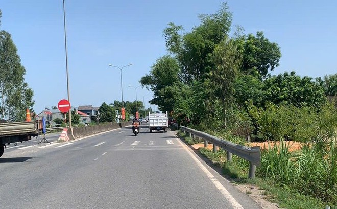 Đà Nẵng: Dân tự ý tháo dỡ hộ lan, mở đường đấu nối trái phép vào QL1 - Ảnh 5.