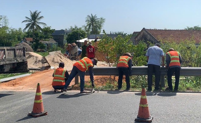 Đà Nẵng: Dân tự ý tháo dỡ hộ lan, mở đường đấu nối trái phép vào QL1 - Ảnh 2.