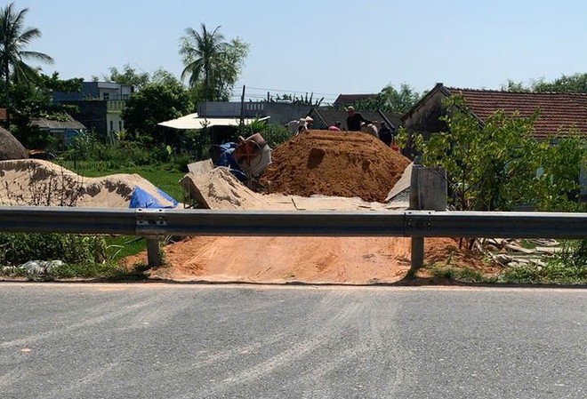 Đà Nẵng: Dân tự ý tháo dỡ hộ lan, mở đường đấu nối trái phép vào QL1 - Ảnh 4.