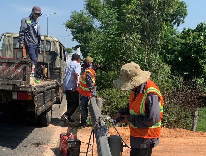 Đà Nẵng: Dân tự ý tháo dỡ hộ lan, mở đường đấu nối trái phép vào QL1 - Ảnh 3.