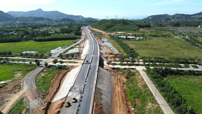 Video: Cận cảnh thảm những mét bê tông nhựa cuối cùng tuyến chính cao tốc Hoà Liên - Tuý Loan - Ảnh 19.