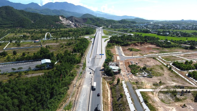 Video: Cận cảnh thảm những mét bê tông nhựa cuối cùng tuyến chính cao tốc Hoà Liên - Tuý Loan - Ảnh 18.